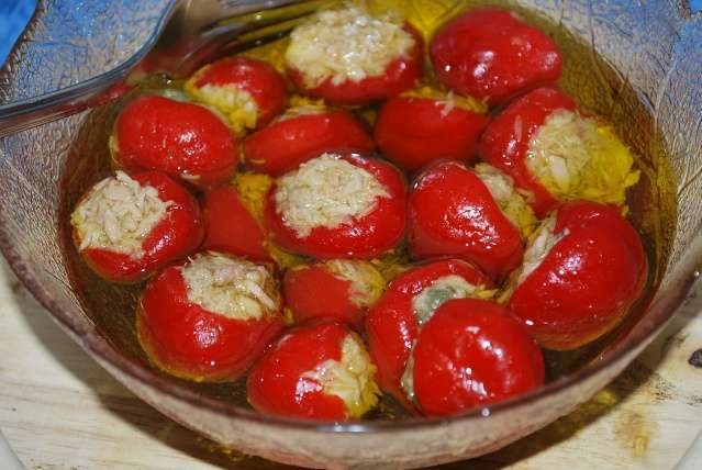 Immagine di PEPERONCINI RIPIENI DI TONNO E CAPPERI  vasetto da 314 gr