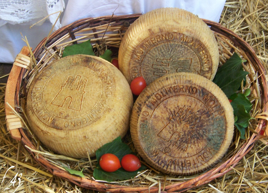 Immagine di MOLITERNO FORMAGGIO SEMISTAGIONATO 1 kg circa